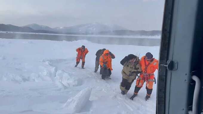 МЧС спасает рыбаков, унесённых льдиной в Охотском море у Сахалина